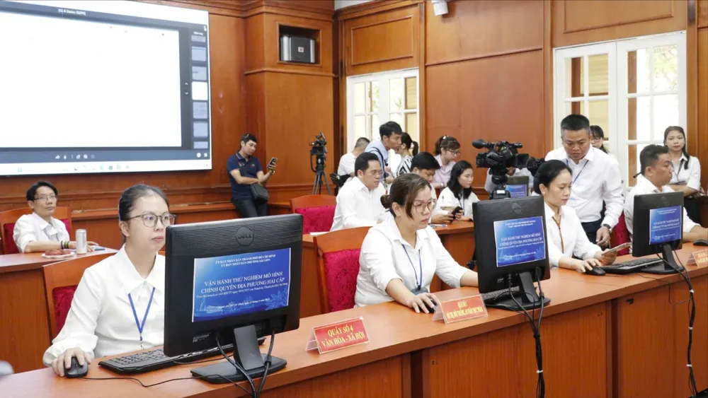 Công chức quận 1, TPHCM vận hành thử nghiệm hệ thống thông tin mô hình chính quyền địa phương 2 cấp tại TPHCM