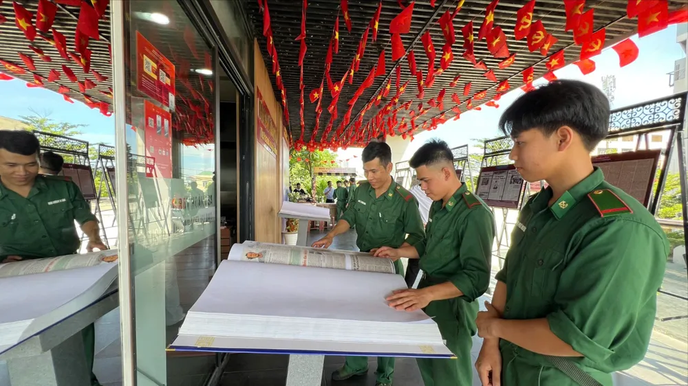 Các chiến sĩ Đồn Biên phòng Sơn Trà tham quan khu vực trưng bày chuyên đề