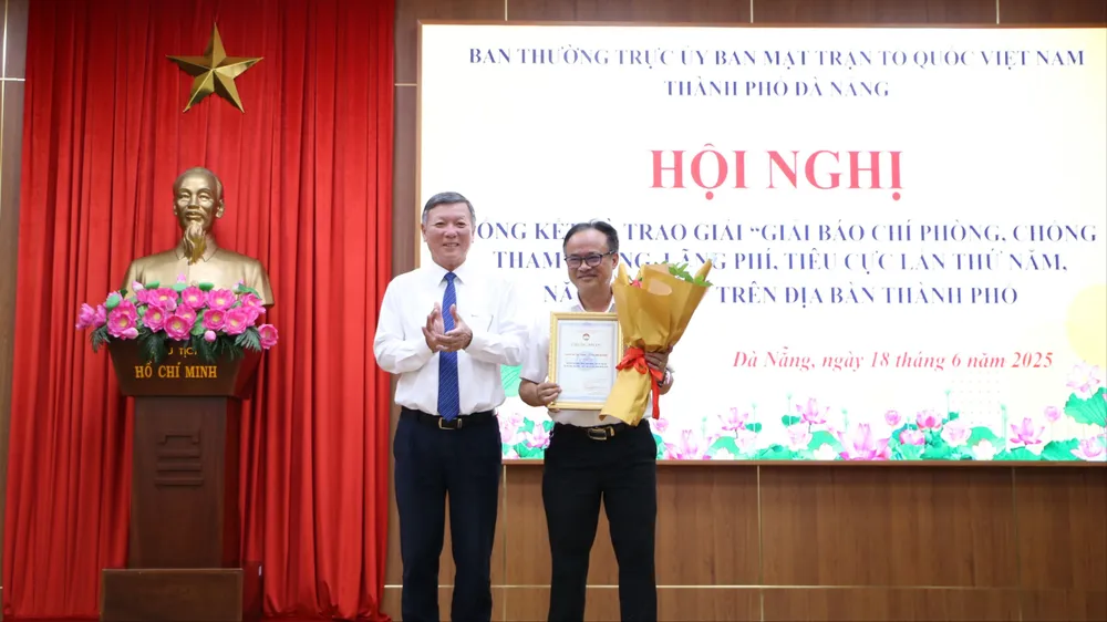 Ông Lê Văn Trung, Chủ tịch Ủy ban MTTQ Việt Nam TP Đà Nẵng trao giải Tập thể có nhiều bài dự thi chất lượng cho Báo và Đài Phát thanh, Truyền hình Đà Nẵng. Ảnh: XUÂN QUỲNH