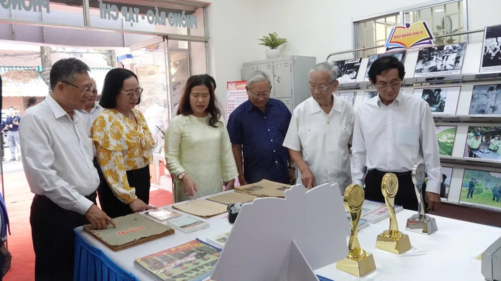 Các đại biểu tham quan tại triển lãm