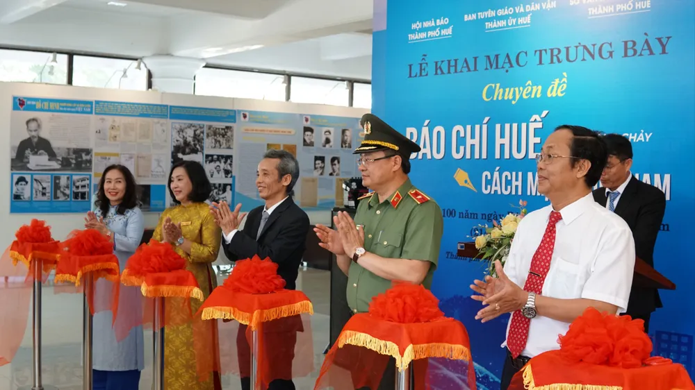 Khai mạc trưng bày chuyên đề “Báo chí Huế trong dòng chảy Báo chí cách mạng Việt Nam” ở Bảo tàng Hồ Chí Minh TP Huế