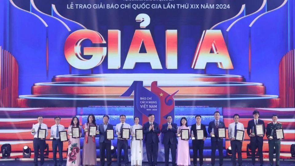 Thủ tướng Phạm Minh Chính và Trưởng Ban Tuyên giáo và Dân vận Trung ương Nguyễn Trọng Nghĩa trao giải A cho các tập thể và cá nhân