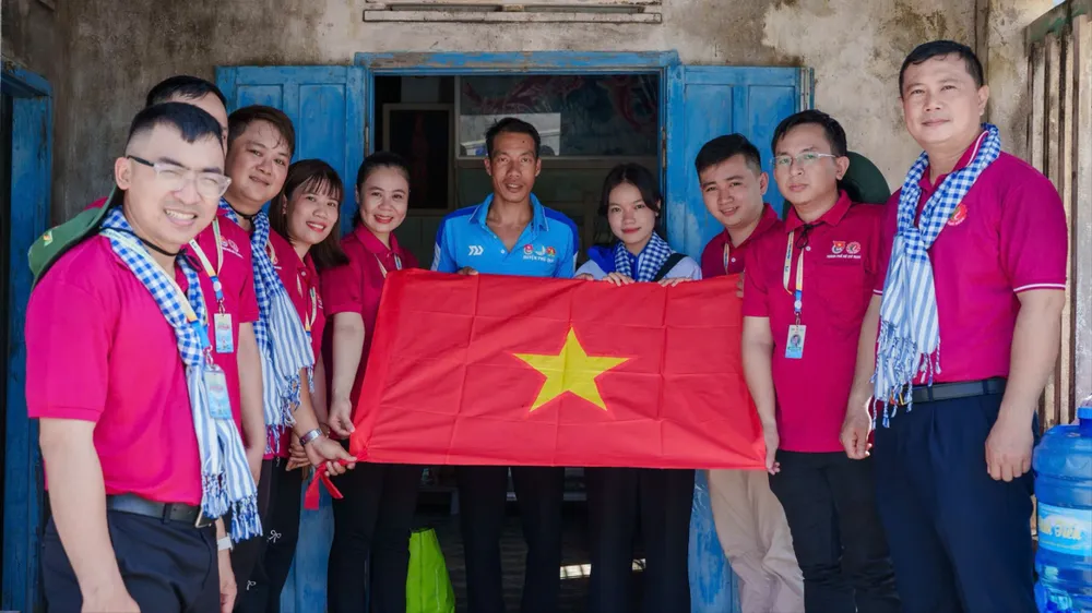 Các chiến sĩ tặng cờ Tổ quốc đến người dân tại đảo Phú Quý