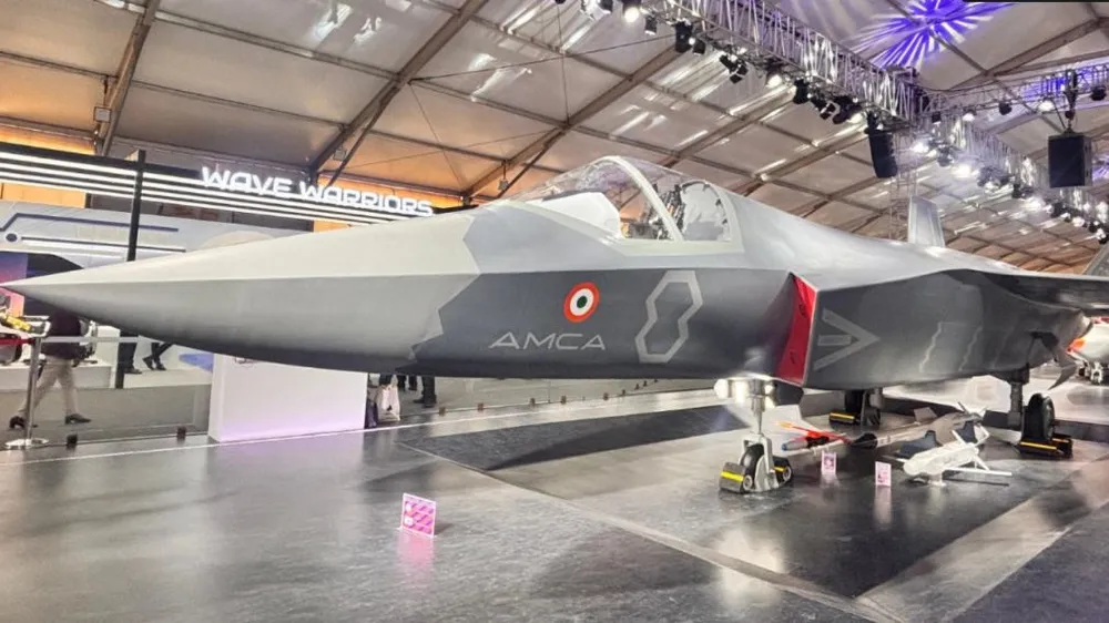 Mô hình tỷ lệ thật của tiêm kích thuộc dự án AMCA trưng bày tại triển lãm hàng không Ấn Độ (Aero India) hồi tháng 2. Ảnh: BQP Ấn Độ