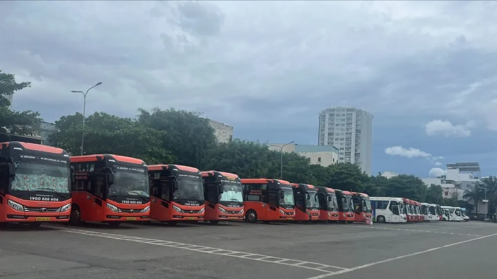 Ngày 1-7 đưa rước cán bộ từ Bình Dương và Bà Rịa - Vũng Tàu về làm việc tại UBND TPHCM và ngược lại. Ảnh: QUỐC HÙNG