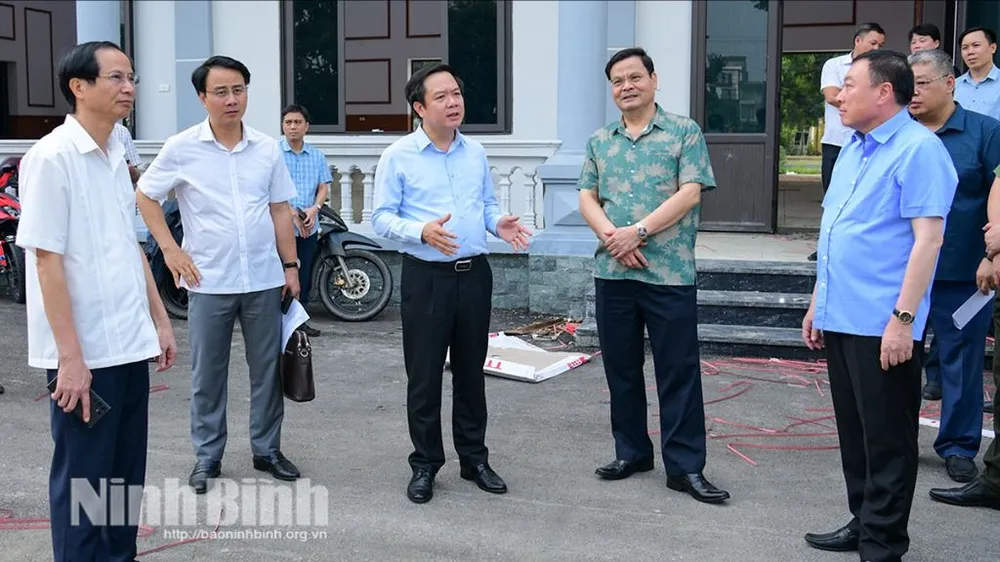 Đồng chí Chủ tịch UBND tỉnh Phạm Quang Ngọc kiểm tra công tác chuẩn bị các điều kiện cho việc vận hành đơn vị hành chính cấp xã mới tại phường Ninh Khánh, thành phố Hoa Lư