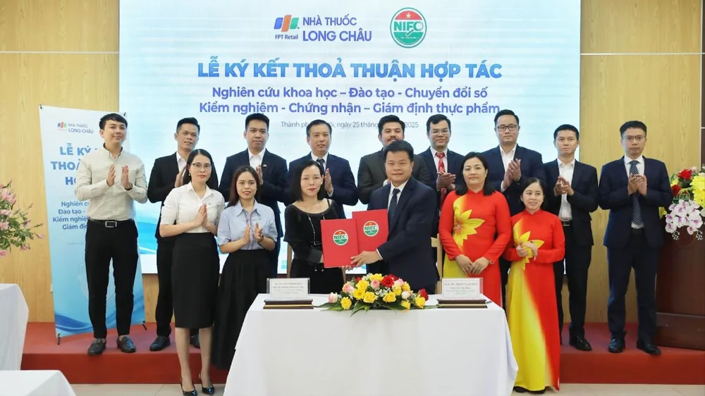 Lễ ký kết thỏa thuận hợp tác giữa Long Châu và Viện Kiểm nghiệm an toàn vệ sinh thực phẩm Quốc gia – Bộ Y tế