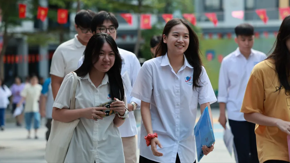 Thí sinh dự thi Kỳ thi tốt nghiệp THPT năm 2025 tại điểm trường THCS Yên Hòa, quận Cầu Giấy, Hà Nội. Ảnh: VIẾT CHUNG