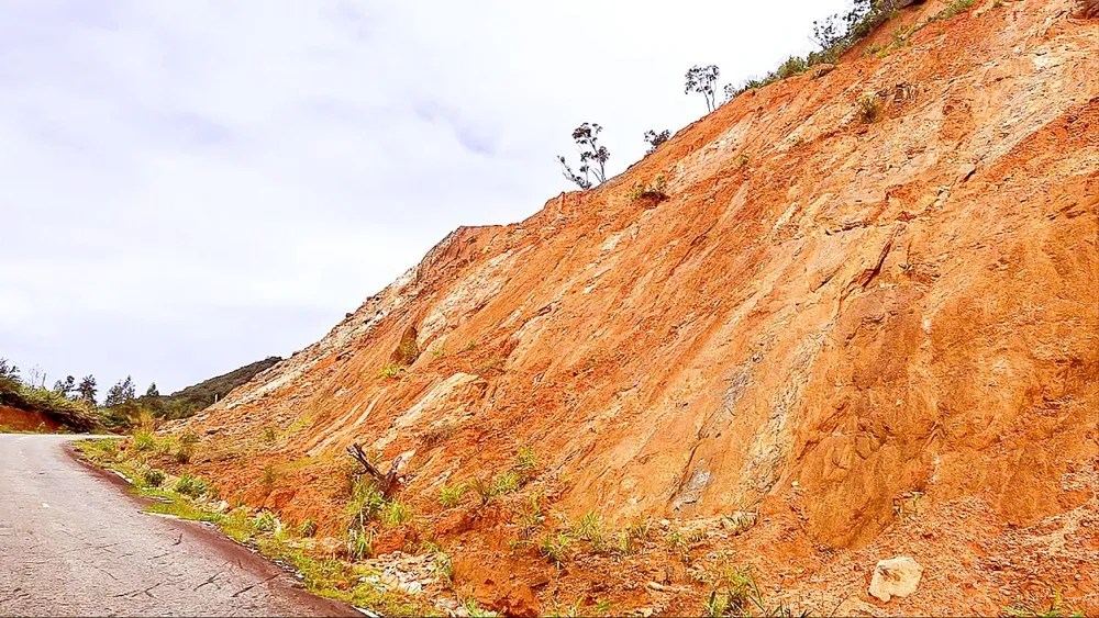 Taluy dương trên đường tránh đèo Măng Rơi (tỉnh Kon Tum) có dấu hiệu sạt lở. Ảnh: HỮU PHÚC