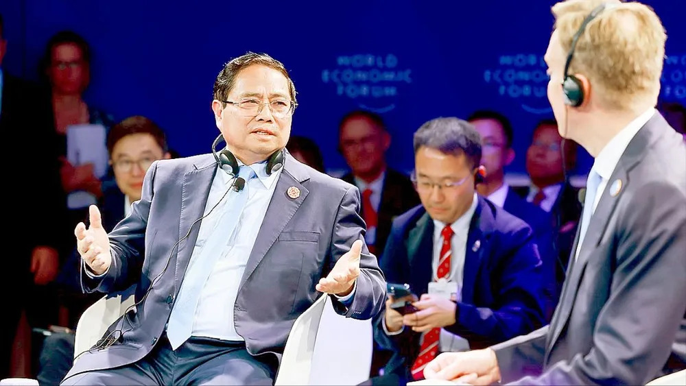 Thủ tướng Phạm Minh Chính trao đổi với Chủ tịch kiêm Tổng giám đốc Điều hành WEF Borge Brende. Ảnh: TTXVN