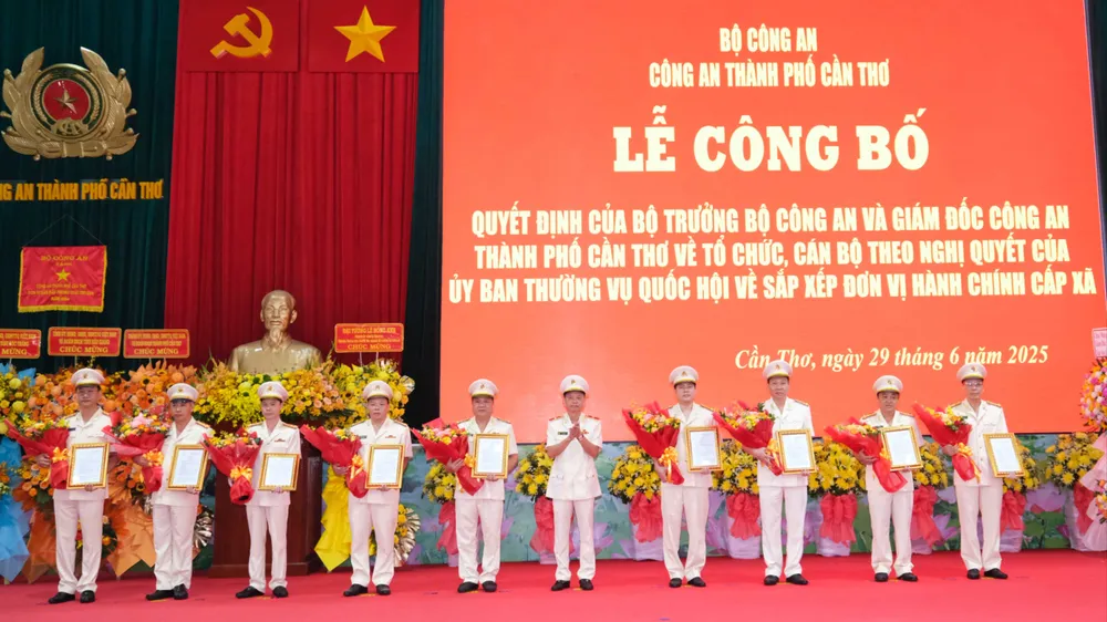 Thừa ủy quyền của Bộ trưởng Bộ Công an, Thiếu tướng Huỳnh Việt Hòa, Giám đốc Công an TP Cần Thơ trao quyết định cho các Phó Giám đốc Công an TP Cần Thơ mới