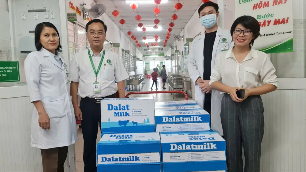 Đại diện Báo Sài Gòn Giải Phóng trao 50 thùng sữa tươi tiệt trùng Dalatmilk tại Bệnh viện Lê Văn Thịnh