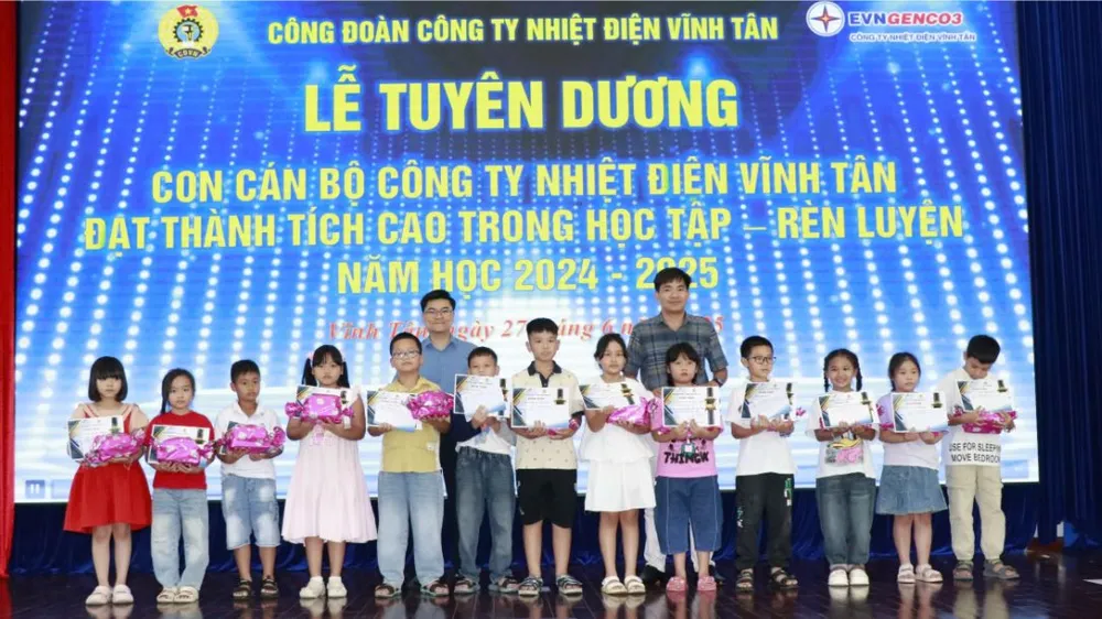 Công ty Nhiệt điện Vĩnh Tân trao thưởng cho các em học sinh là con của cán bộ, công nhân viên của công ty có thành tích cao trong học tập năm 2024-2025