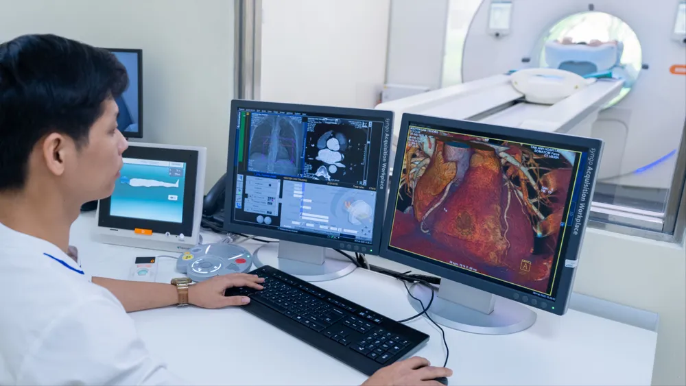 Bác sĩ đang chụp CT cho người bệnh 