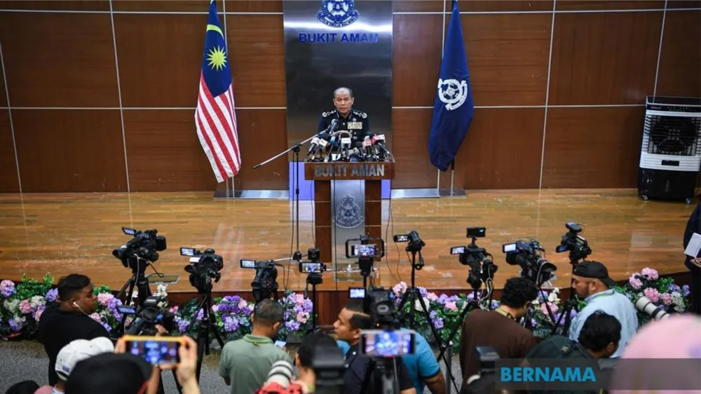 Tổng Thanh tra Cảnh sát Mohd Khalid Ismail thông tin vụ triệt phá với báo giới. Ảnh: Bernama