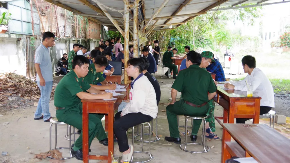 Lực lượng chức năng tỉnh Tây Ninh làm việc với các công dân vừa tiếp nhận từ lực lượng chức năng Campuchia