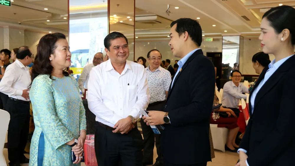 Các đại biểu trao đổi bên hành lang hội nghị