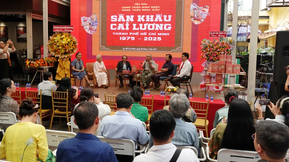 Các khách mời, diễn giả chia sẻ cảm xúc và thông tin về nghệ thuật sân khấu cải lương trong hành trình phát triển cùng đời sống VHNT TPHCM tại buổi ra mắt sách "Sân khấu cải lương TPHCM 1975-2025". Ảnh: THÚY BÌNH