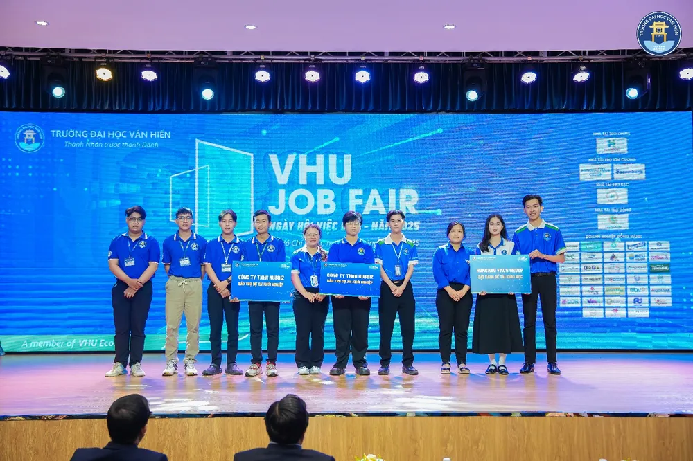 Doanh nghiệp bảo trợ ý tưởng khởi nghiệp và đặt hàng đề tài ngay tại Ngày hội việc làm 2025 do Trường ĐH Văn Hiến tổ chức.jpg