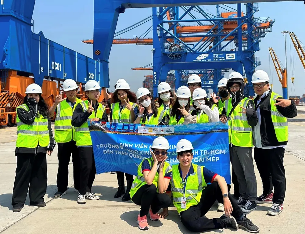 Sinh viên Khoa kinh tế Trường ĐH Kinh tế Tài chính TPHCM tham quan thực tế tại cảng Cái Mép .jpg
