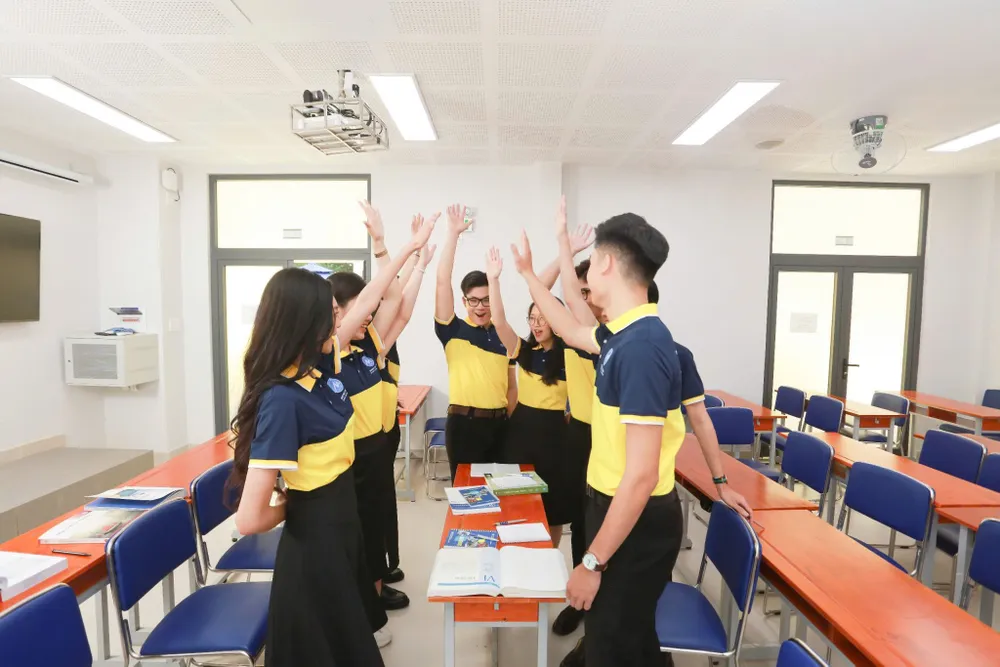 Sinh viên ngành Marketing Trường ĐH Tài chính Marketing TPHCM trong giờ học nhóm.jpg