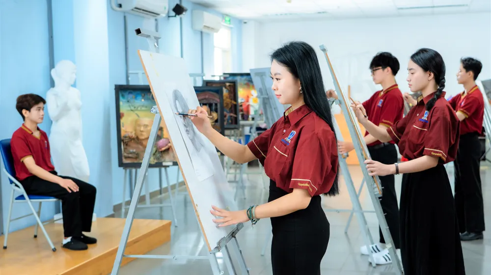 Sinh viên ngành Mỹ thuật Trường ĐH Nguyễn Tất Thành trong giờ học thực hành .jpg