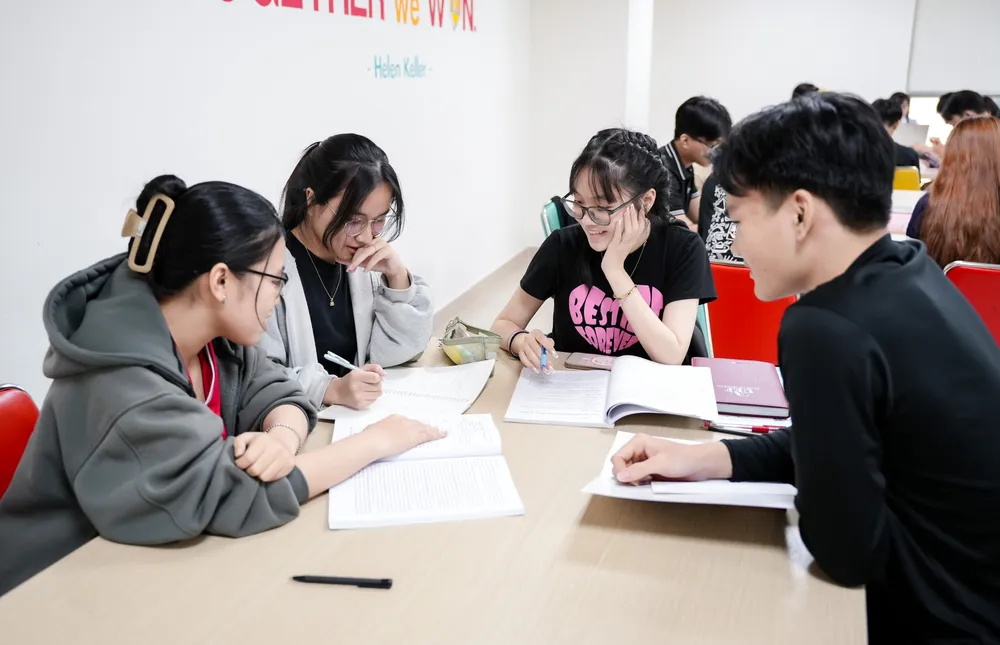 Sinh viên ngành Quản trị kinh doanh Trường ĐH Kinh tế - Tài chính TPHCM trong giờ học nhóm .jpg