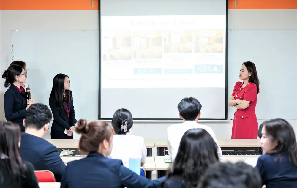 Sinh viên ngành Quản trị nhà hàng khách sạn Trường ĐH Kinh tế - Tài chính TPHCM trong giờ học .jpg