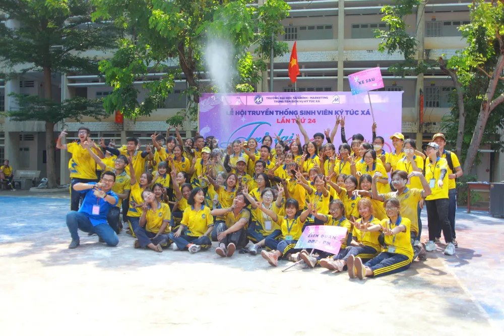 Sinh viên ngành Trường ĐH Tài chính Marketing TPHCM tham gia hoạt động thể thao.jpg