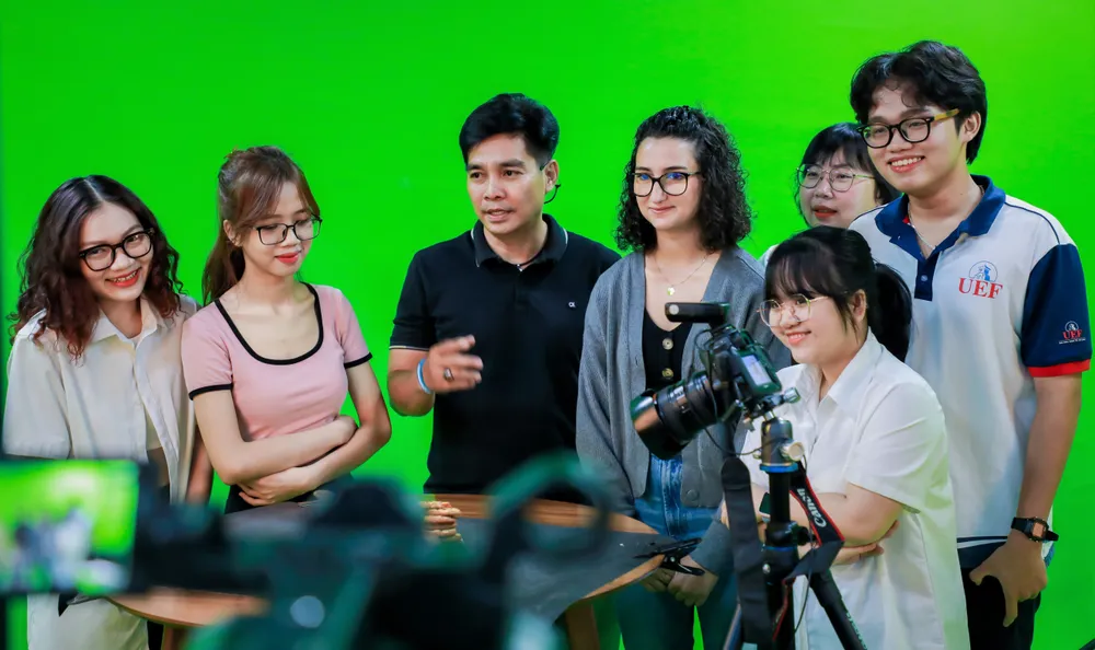 Sinh viên ngành Truyền thông Trường ĐH Kinh tế Tài chính TPHCM trong giờ học thực hành .jpg