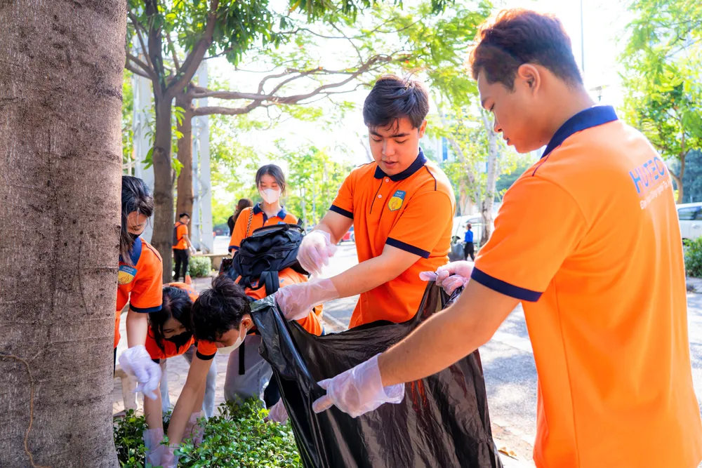 Sinh viên Trường ĐH Công nghệ TPHCM tham gia hoạt động cộng đồng .jpg
