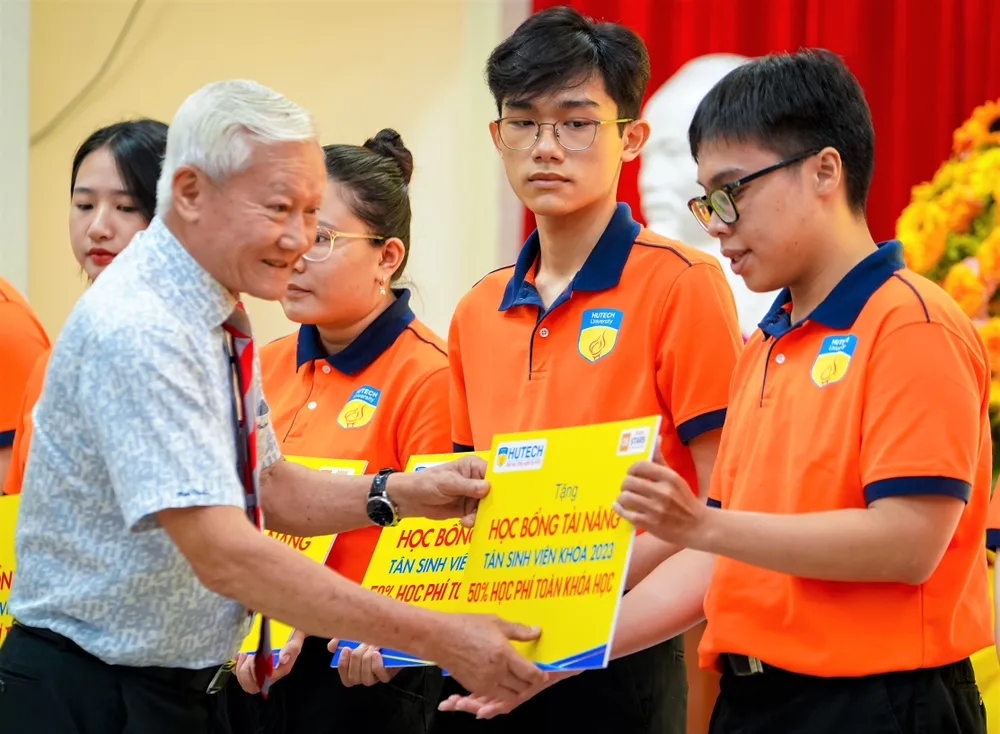 Trường ĐH Công nghệ TPHCM trao học bổng tài năng cho sinh viên .jpg