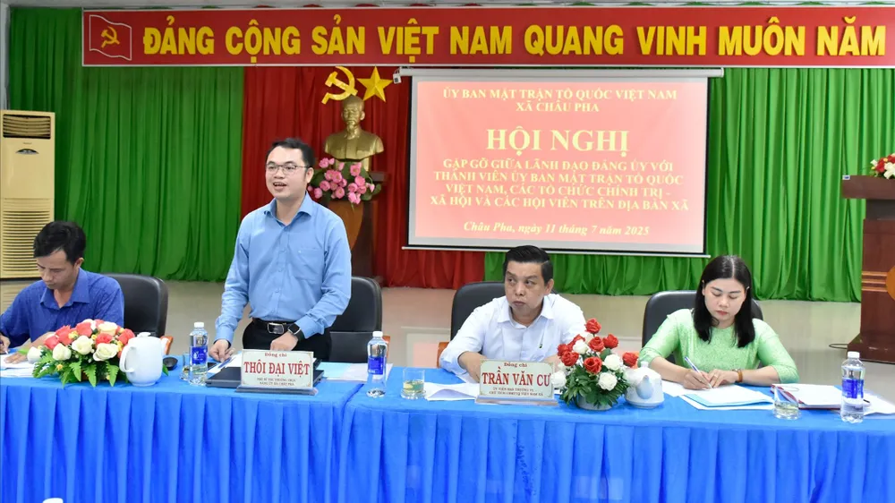 Đồng chí Thôi Đại Việt, Phó Bí thư Thường trực Đảng ủy xã Châu Pha chủ trì hội nghị