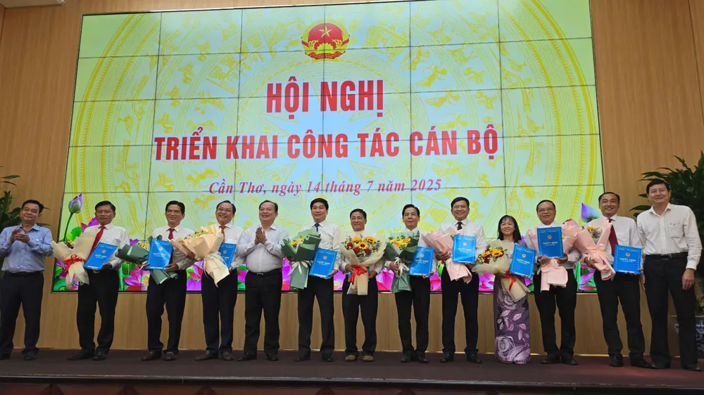 Lãnh đạo TP Cần Thơ trao quyết định và tặng hoa chúc mừng cho các nhân sự vừa được bổ nhiệm