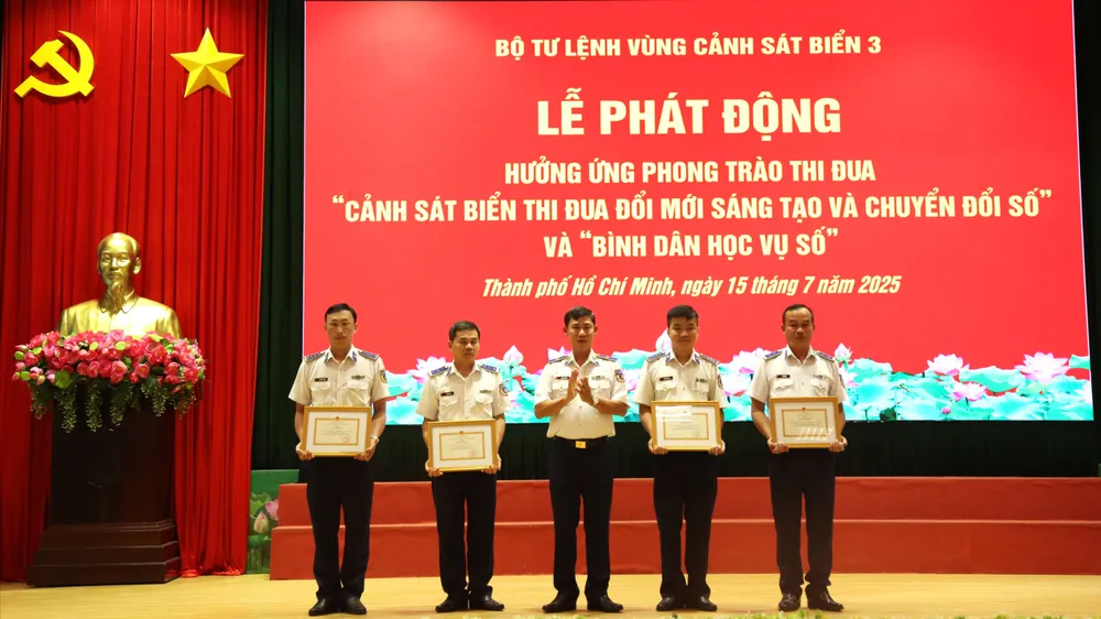Thiếu tướng Ngô Bình Minh, Tư lệnh Vùng Cảnh Sát biển 3 trao thưởng cho các tập thể có thành tích tốt trong đợt thi đua cao điểm lập công dâng Đảng