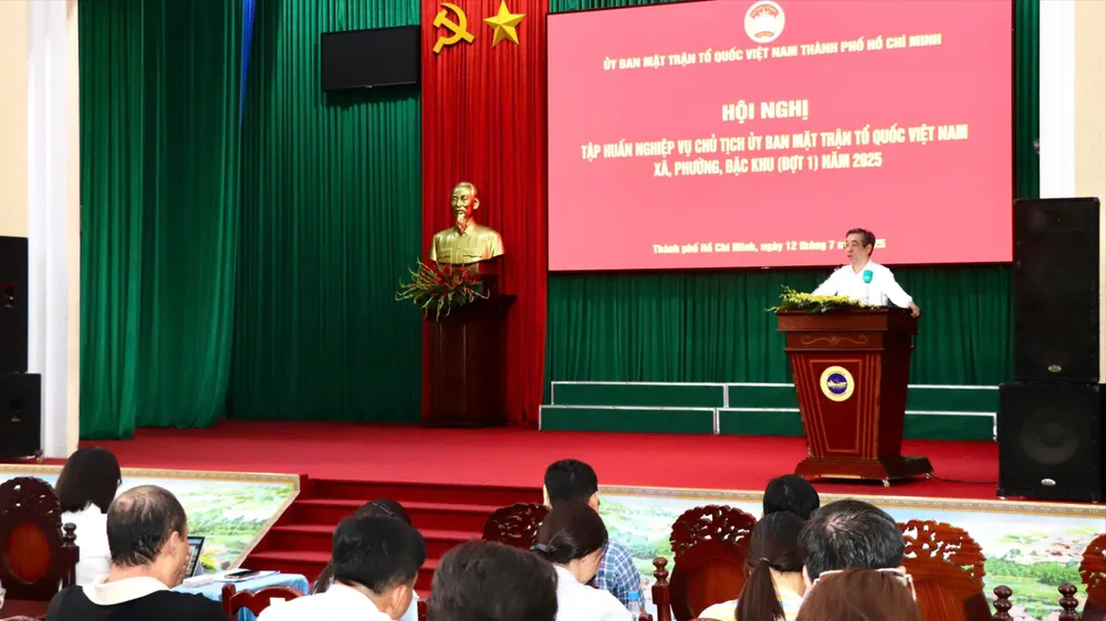 Đồng chí Nguyễn Phước Lộc, Phó Bí thư Thành ủy, Chủ tịch Ủy ban MTTQ Việt Nam TPHCM, phát biểu tại hội nghị tập huấn