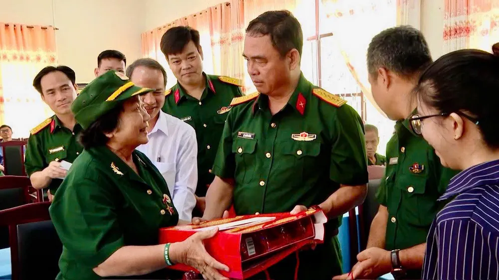 Đại tá Lê Xuân Bình, Phó Tư lệnh, Tham mưu Trưởng Quân khu 7 thăm hỏi, động viên, tặng quà các thương binh tại Trung tâm điều dưỡng Thương binh và người có công Long Đất