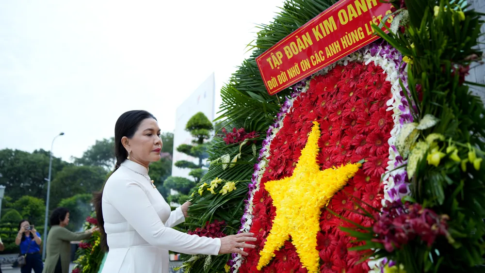 Bà Đặng Thị Kim Oanh – Chủ tịch Hội đồng Quản trị Tập đoàn Kim Oanh, Chủ tịch Hội đồng Quản lý Quỹ Khởi Sự Từ Tâm – dâng lẵng hoa tại Đền thờ Mẹ Việt Nam Anh hùng tại Nghĩa trang Liệt sĩ TP.HCM.jpg