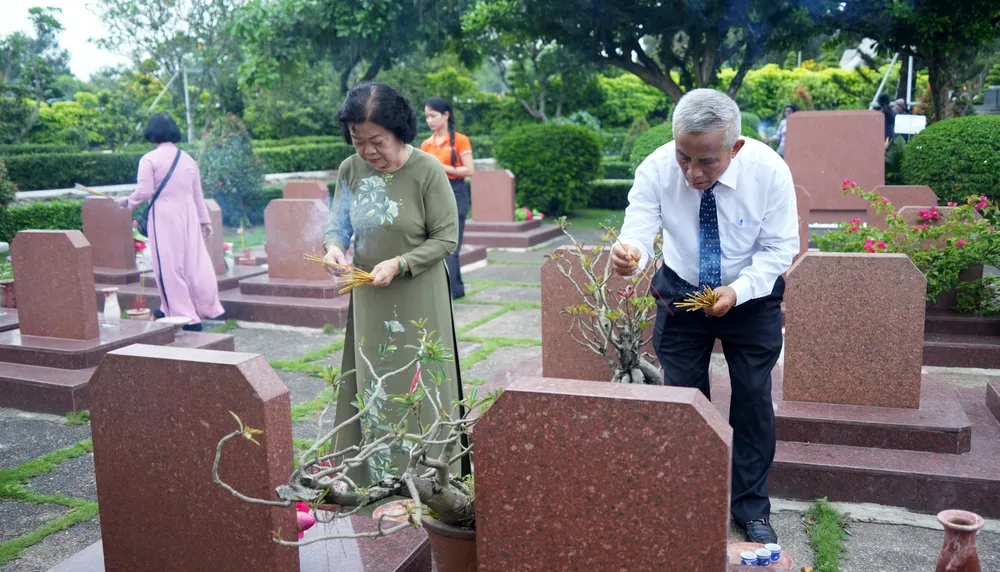 Bà Trương Mỹ Hoa - nguyên Phó Chủ tịch nước Việt Nam, Chủ tịch Quỹ Học bỗng Vừ A Dính, Chủ nhiệm CLB Vì Hoàng Sa, Trường Sa thân yêu và ông Đặng Ngọc Tùng – nguyên Chủ tịch Tổng Liên đoàn Lao động Việt Nam thắp hư.jpg