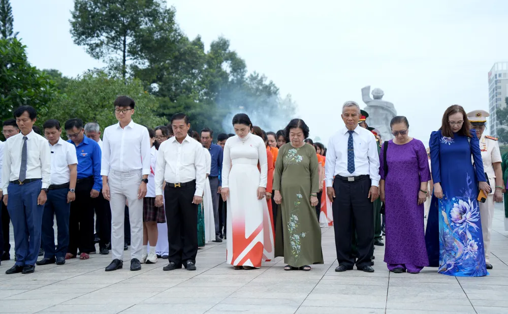 Đoàn đã dành một phút mặc niệm, bày tỏ lòng tri ân đến các Anh hùng Liệt sĩ đã anh dũng hy sinh vì độc lập, tự do của dân tộc..jpg