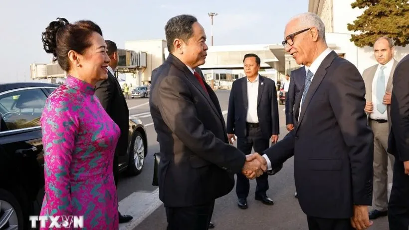 Chủ tịch Hạ viện Vương quốc Morocco Rachid Talbi Alami đón Chủ tịch Quốc hội Trần Thanh Mẫn và Phu nhân tại Sân bay Sale Rabat. Ảnh: Doãn Tấn/TTXVN