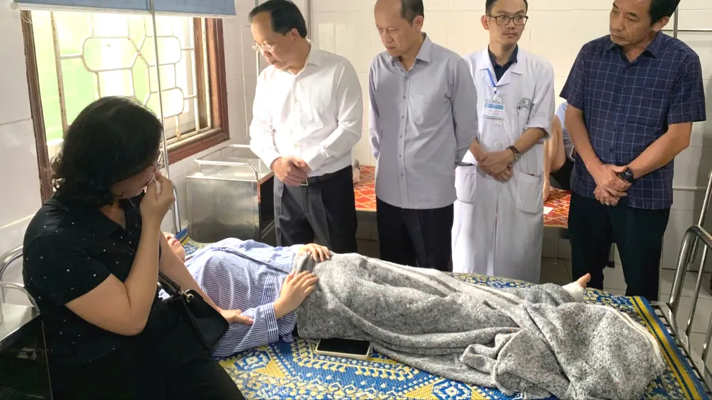 Bí thư Tỉnh ủy Hà Tĩnh Nguyễn Duy Lâm và Phó Chủ tịch Thường trực UBND tỉnh Nguyễn Hồng Lĩnh thăm hỏi, động viên nạn nhân bị thương trong vụ tai nạn đang điều trị tại BVĐK thị xã Kỳ Anh 