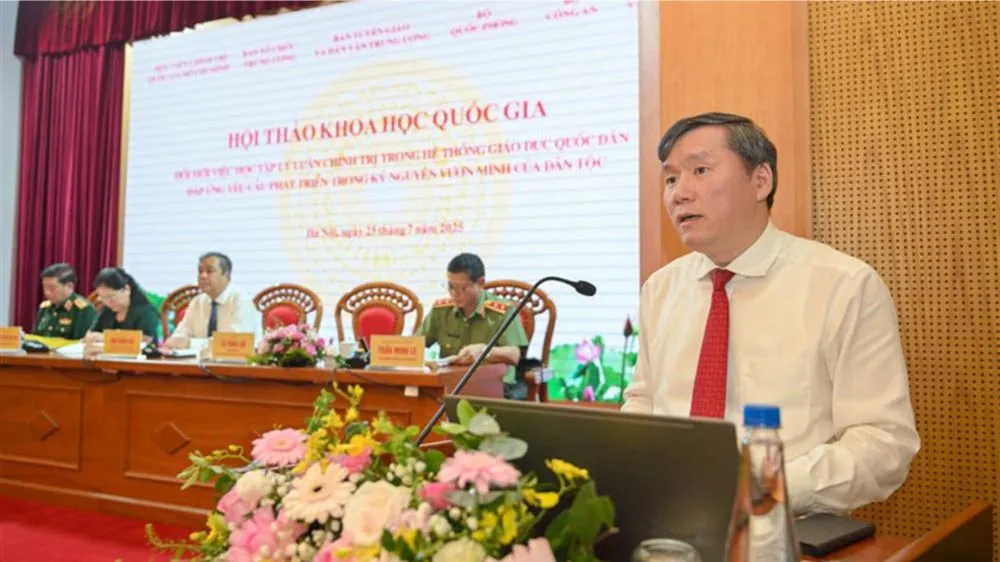 GS-TS Lê Văn Lợi, Phó Giám đốc Học viện Chính trị quốc gia Hồ Chí Minh phát biểu đề dẫn hội thảo