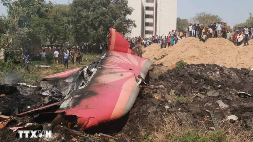 Hiện trường vụ tai nạn máy bay của hãng hàng không Air India tại Ahmedabad, Gujarat, Ấn Độ, ngày 12-6-2025. Ảnh: THX/TTXVN