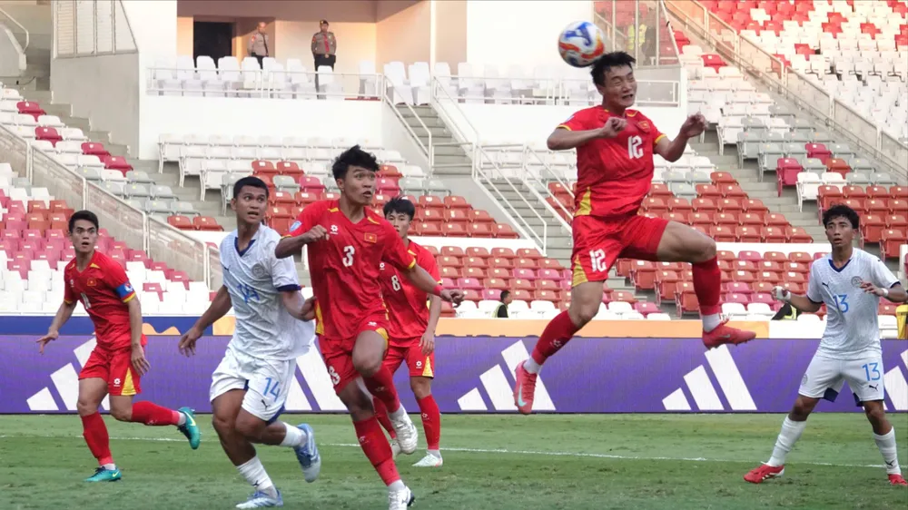 Tình huống đánh đầu ghi bàn ấn định chiến thắng 2-1 cho U23 Việt Nam của tuyển thủ Xuân Bắc. Ảnh: NAM TRUNG 