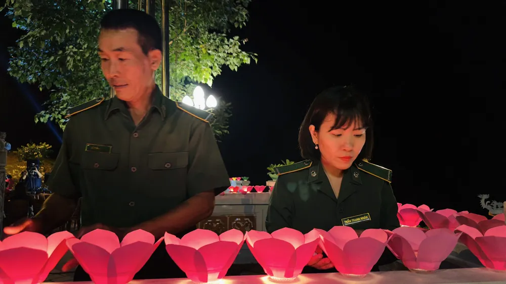 288 ngọn nến được thắp lên như những vì sao giữa màn đêm..JPG