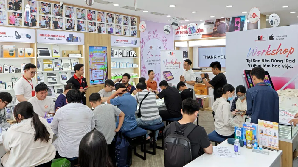 Khách hàng đến với Minh Tuấn Mobile ngày càng đông