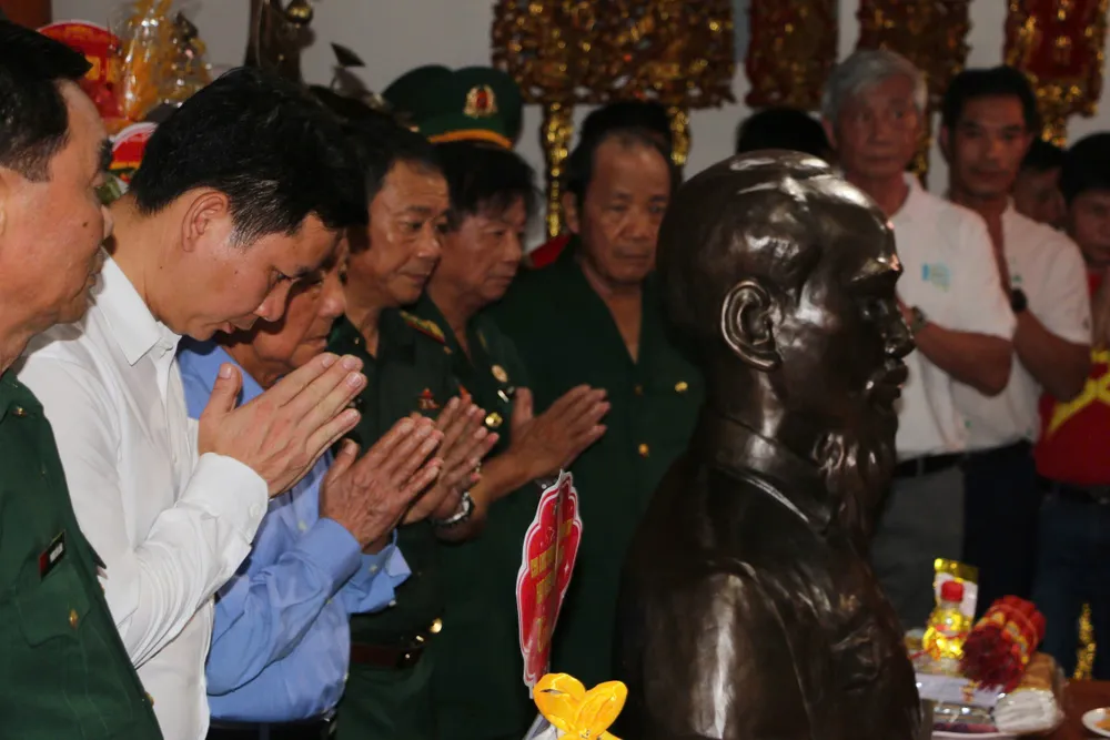 Bức tượng Bác Hồ được phục dựng từ tấm ảnh chụp năm 1959 - khi Người cùng Bộ Chính trị quyết định làm đường Trường Sơn..jpg