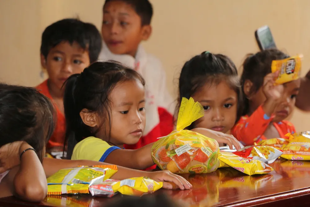 Các em rất háo hức với những phần quà và bánh kẹo trên tay..jpg