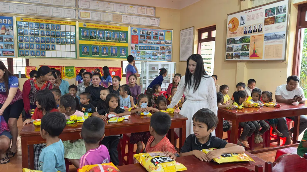 Chuyến thăm cùng những lời động viên và những phần quà như tiếp thêm động lực cho các em trên con đường đi tìm con chữ..jpg